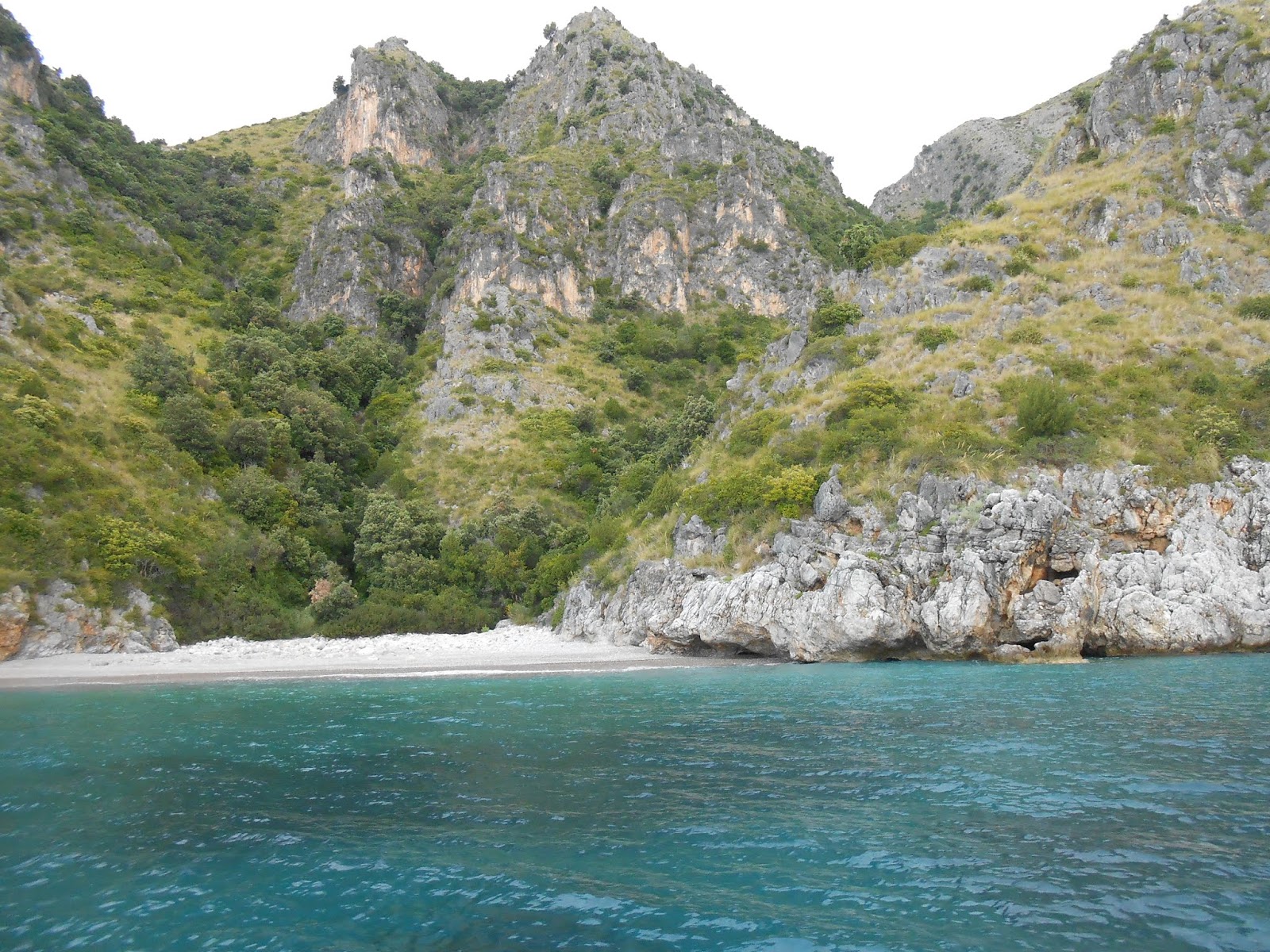 Valokuva Spiaggia di Cala dei Mortiista. pinnalla sininen puhdas vesi:n kanssa