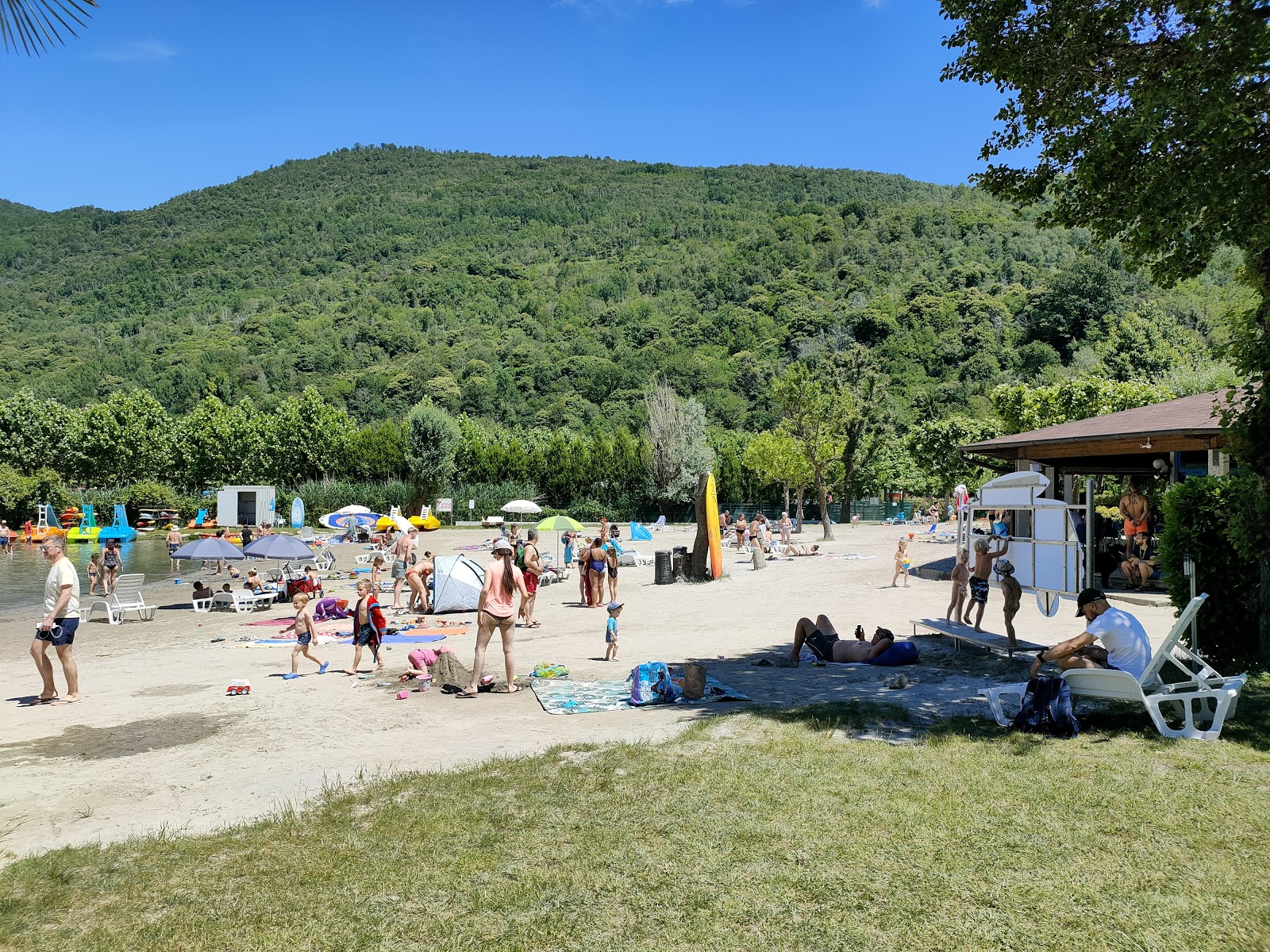 Foto de Spiaggia Samping Continental con arena brillante superficie