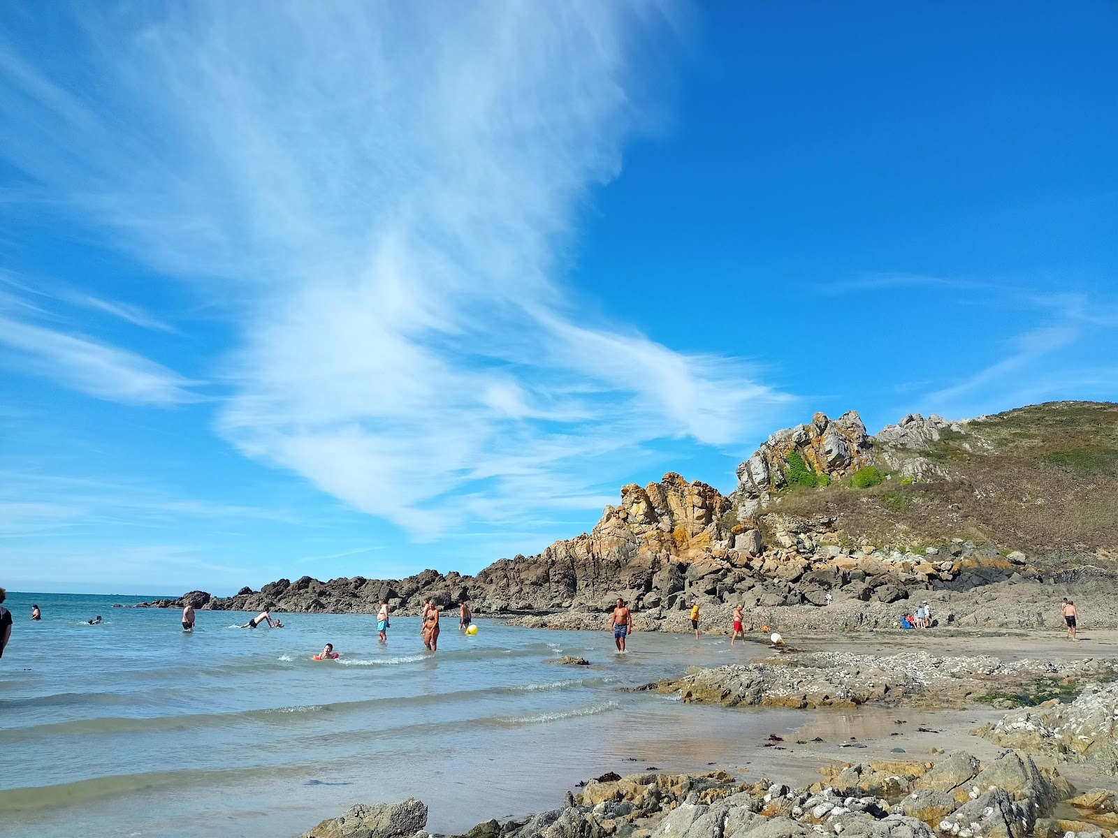 Plage du Port Morvan'in fotoğrafı dağlarla çevrili