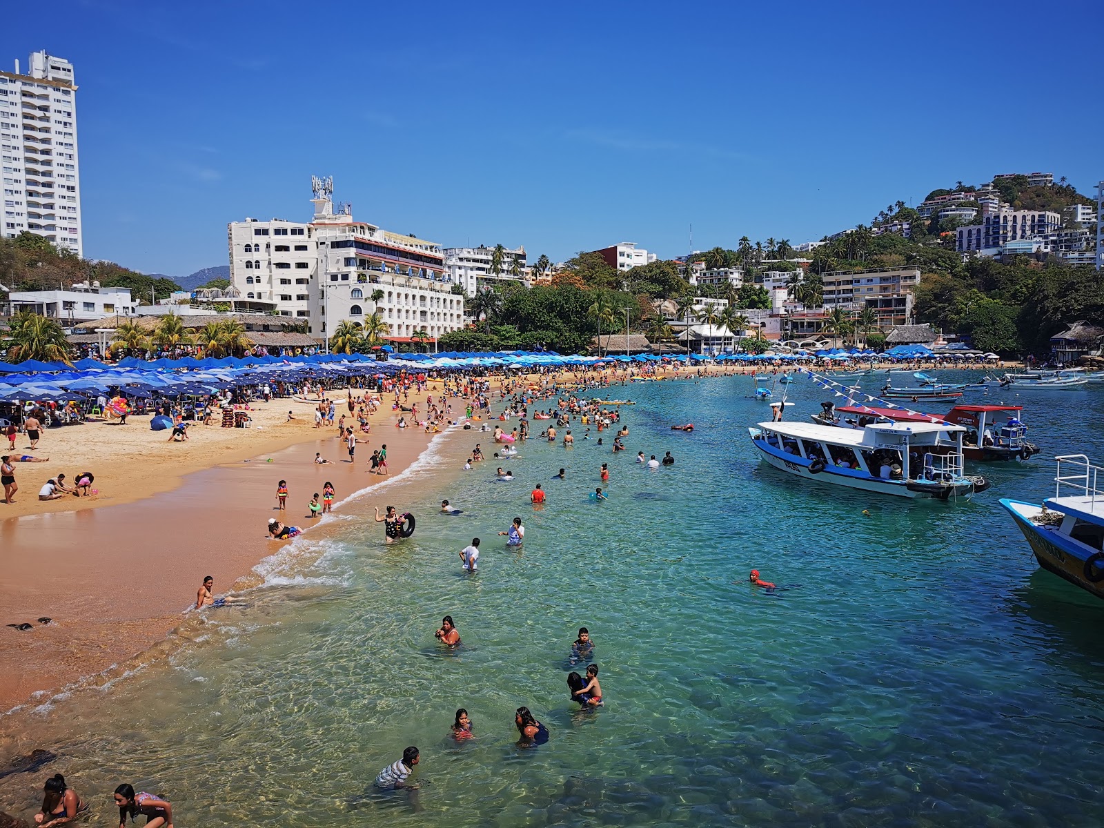 Valokuva Playa Caletillaista. pinnalla kirkas hieno hiekka:n kanssa