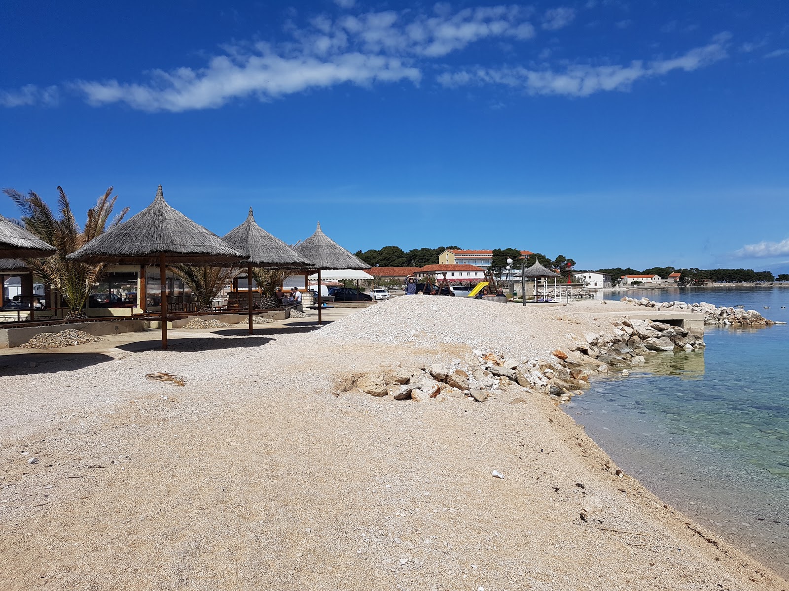Zdjęcie Ugljan beach z powierzchnią beżowe kamyki