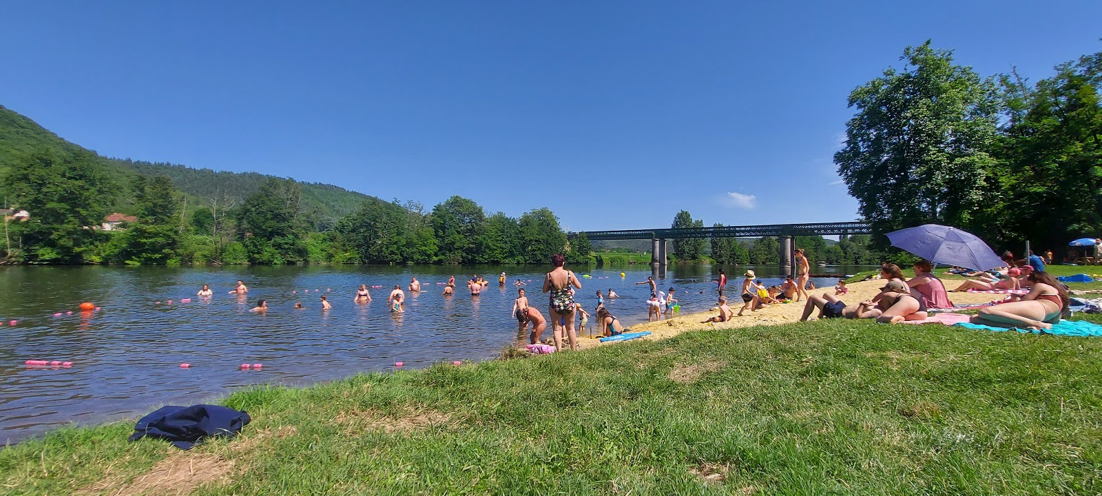 Foto von La plage de Saint-Cirq-Lapopie mit gras Oberfläche
