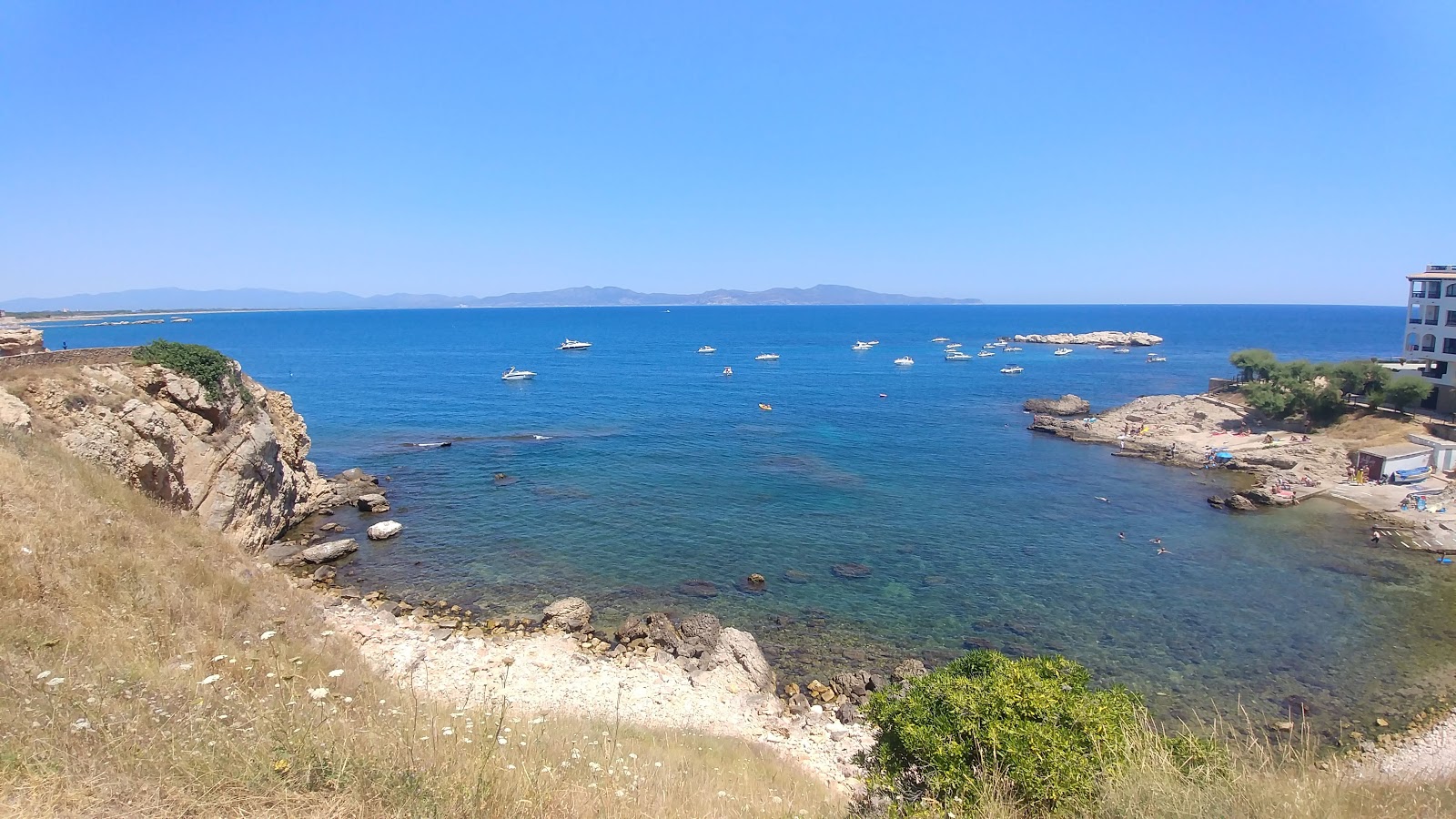 Photo de Platja Cala de la Creu avec petite baie