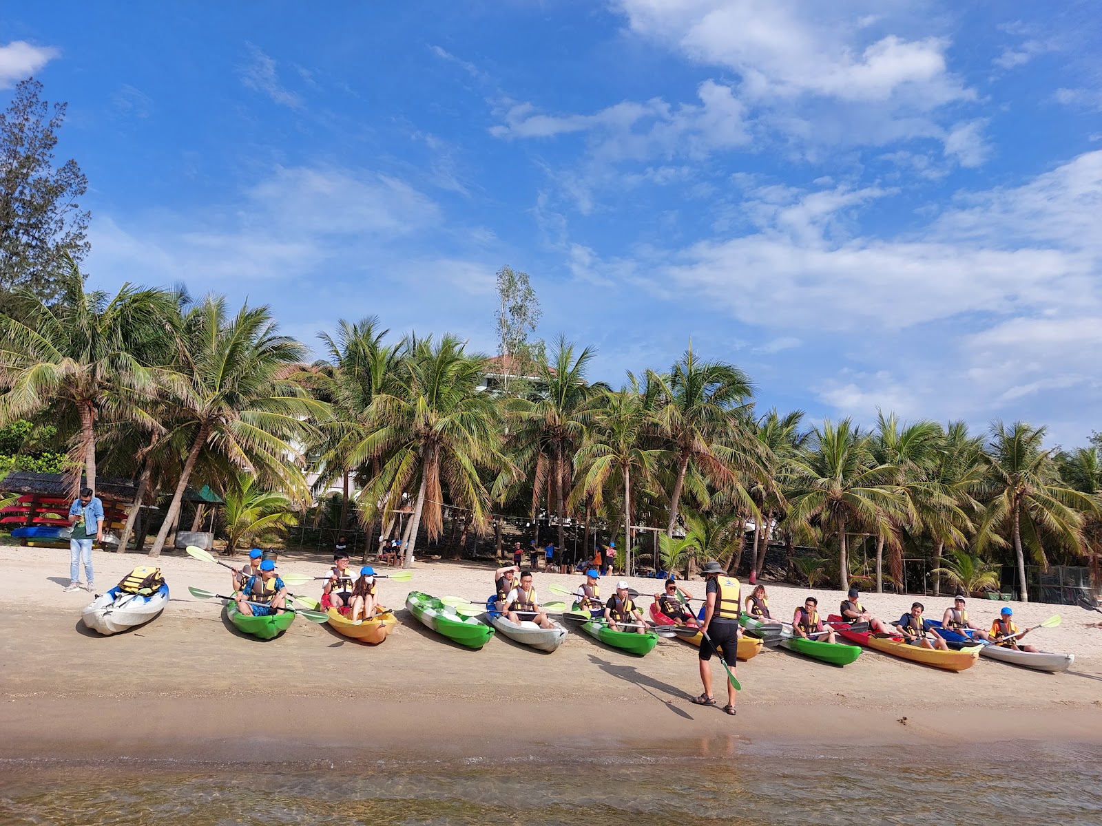 Foto van Tien Sa Beach met turquoise puur water oppervlakte