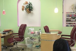 Deluxury Nail & Spa image