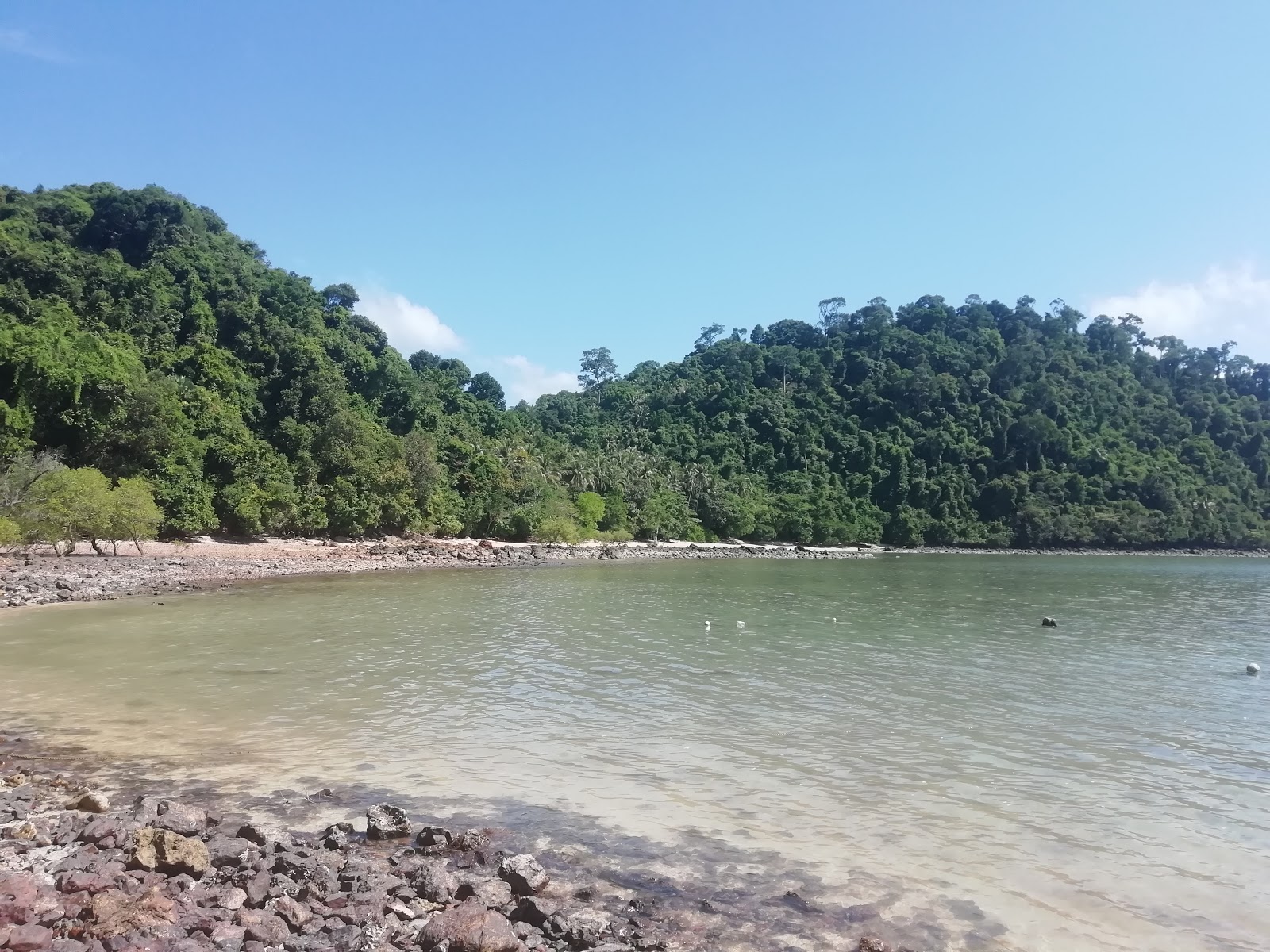 Foto van Ao Muang Beach met helder zand & rotsen oppervlakte