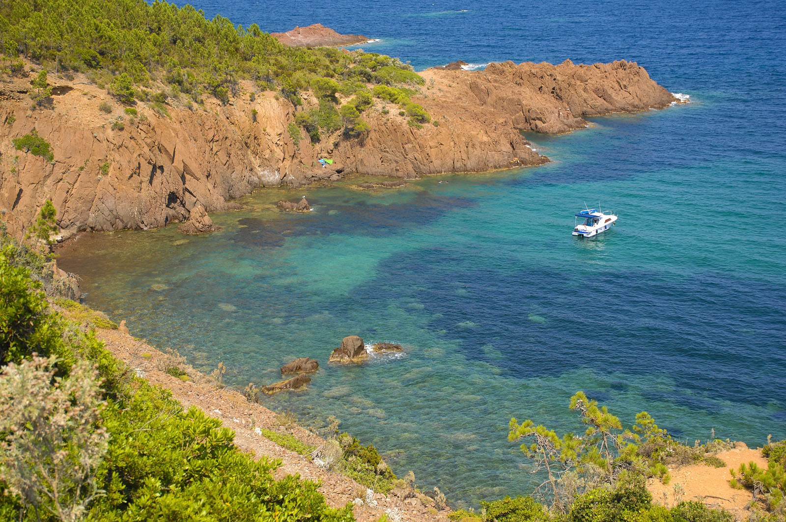 Foto de Cap Roux beach II com pequenas baías