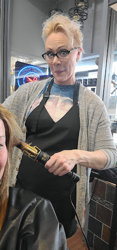 Hair Salon «Sizzor Shak Salon and Color Spa», reviews and photos, 208 E Main St, Collinsville, IL 62234, USA
