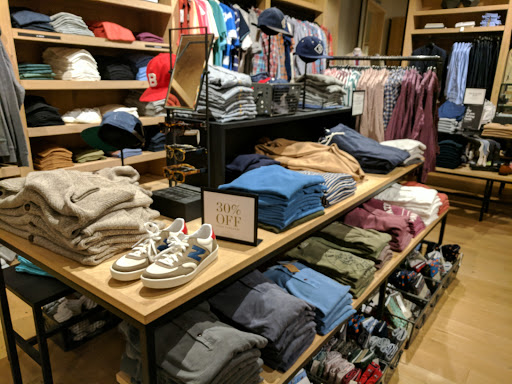 Clothing Store «J.Crew», reviews and photos, 3423 N Southport Ave, Chicago, IL 60657, USA