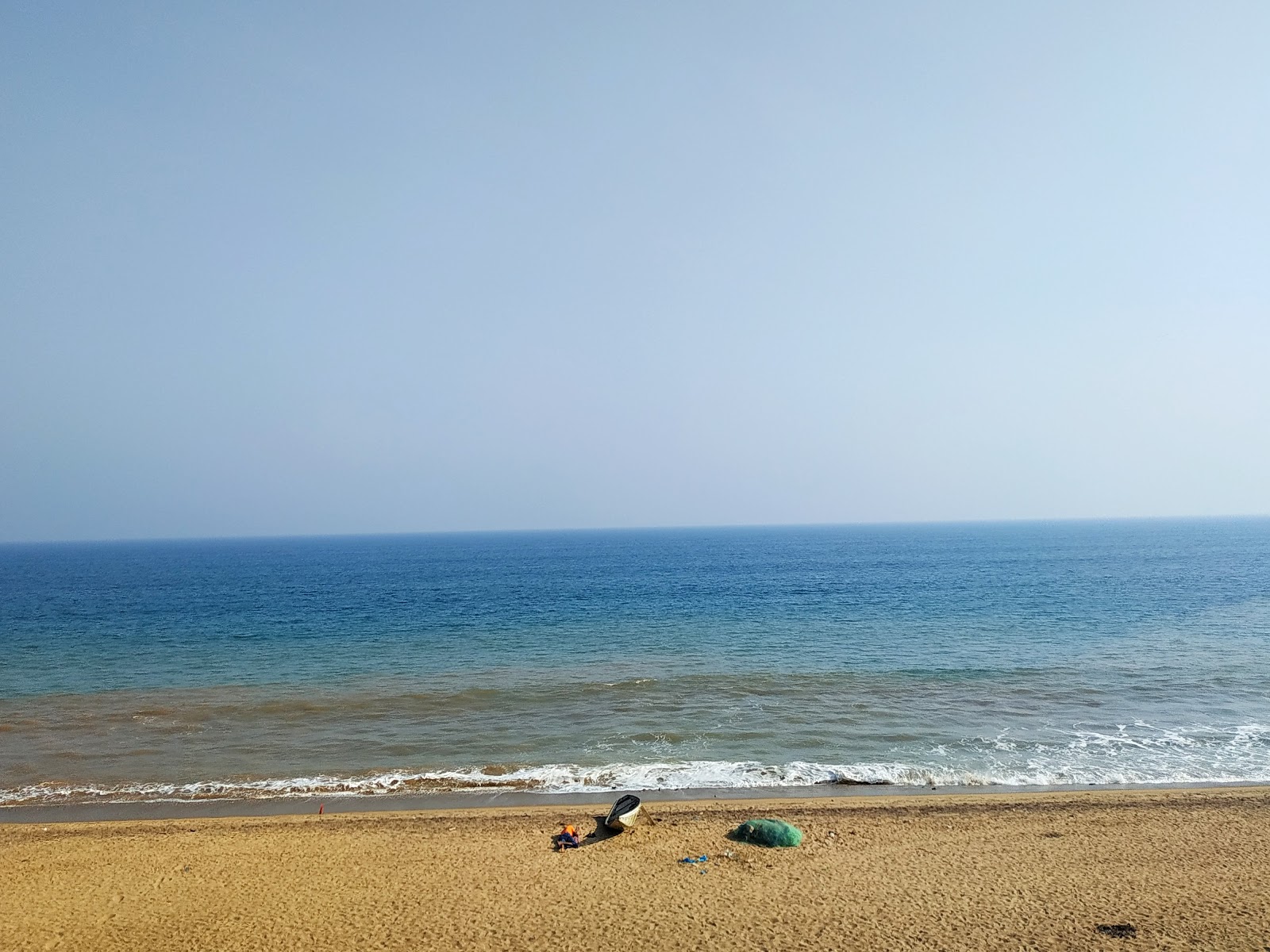 Gopalpur Port Beach的照片 带有碧绿色纯水表面