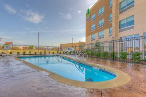 Holiday Inn Express & Suites Tulsa Midtown, an IHG Hotel image