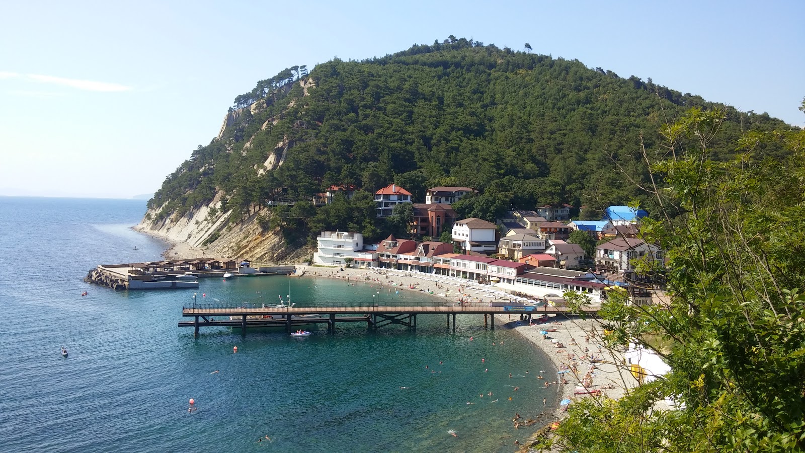 Dzhanhot beach'in fotoğrafı - rahatlamayı sevenler arasında popüler bir yer