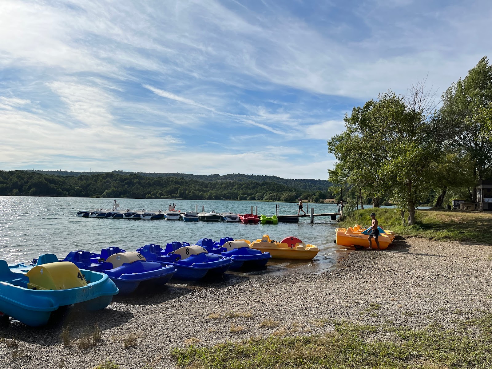 Plage du Base Nautique dArtignosc'in fotoğrafı - rahatlamayı sevenler arasında popüler bir yer