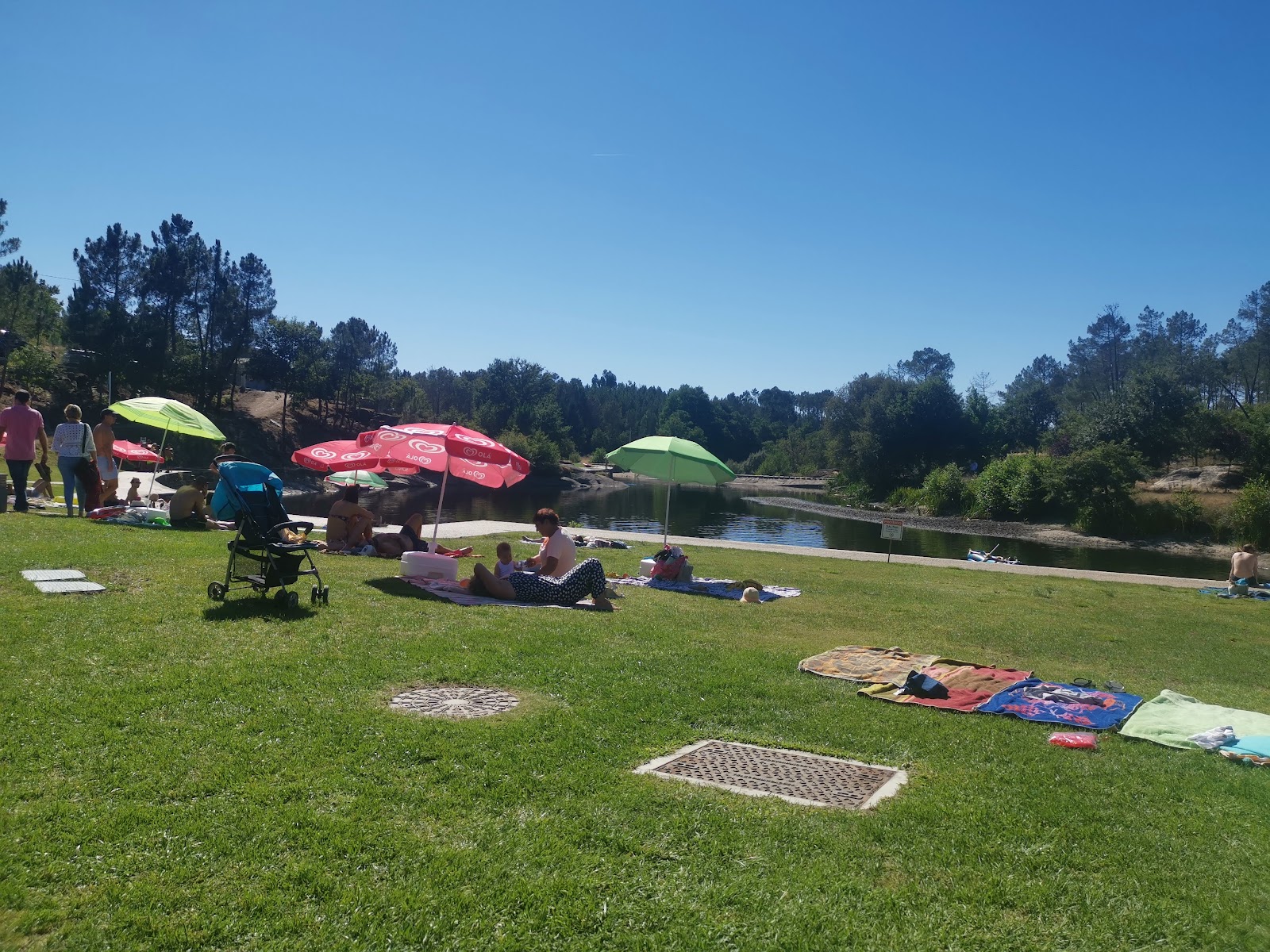 Foto von Praia Fluvial do Trabulo und die siedlung