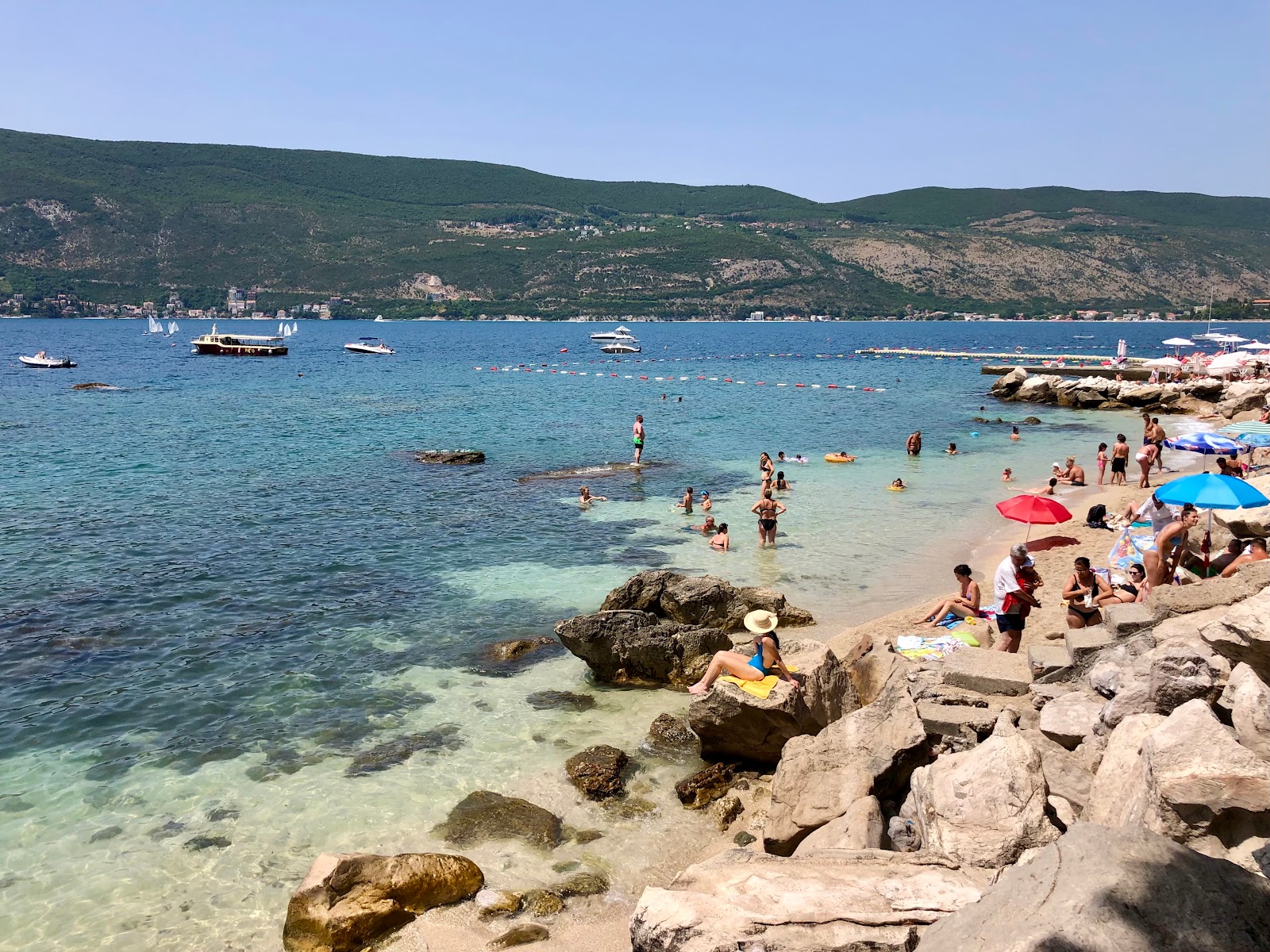 Foto von Plaza Boka mit beiger sand Oberfläche