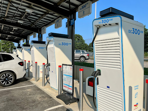 Borne de recharge de véhicules électriques TotalEnergies Station de recharge Dommartin-lès-Cuiseaux