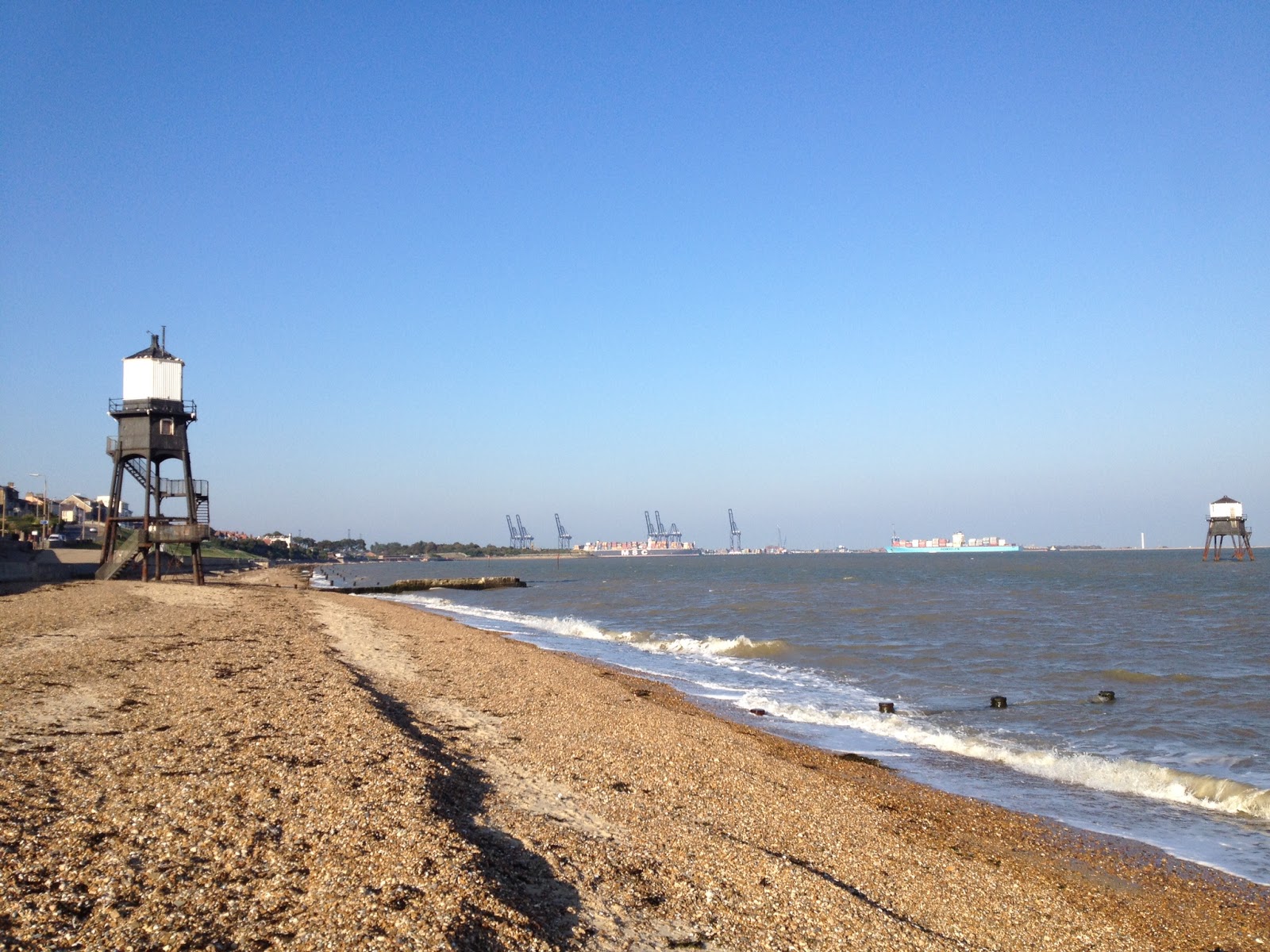Zdjęcie Plaża Dovercourt z powierzchnią beżowy piasek i kamyki