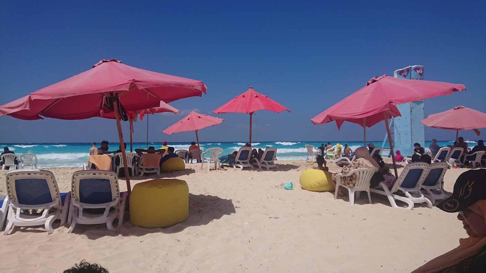 Foto de Blue Sand beach - lugar popular entre os apreciadores de relaxamento