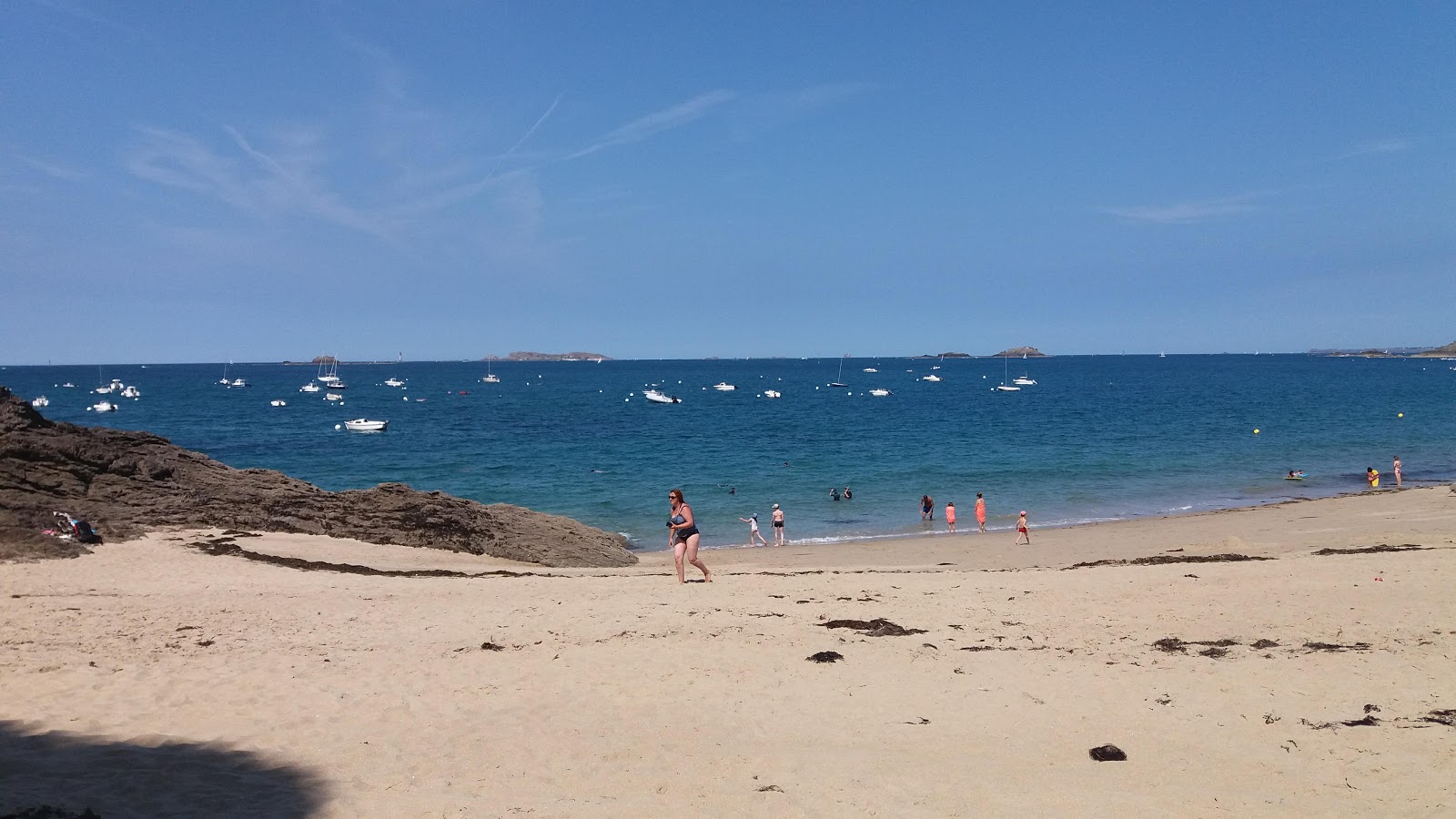 Plage de la Fosse aux Vaults'in fotoğrafı dağlarla çevrili