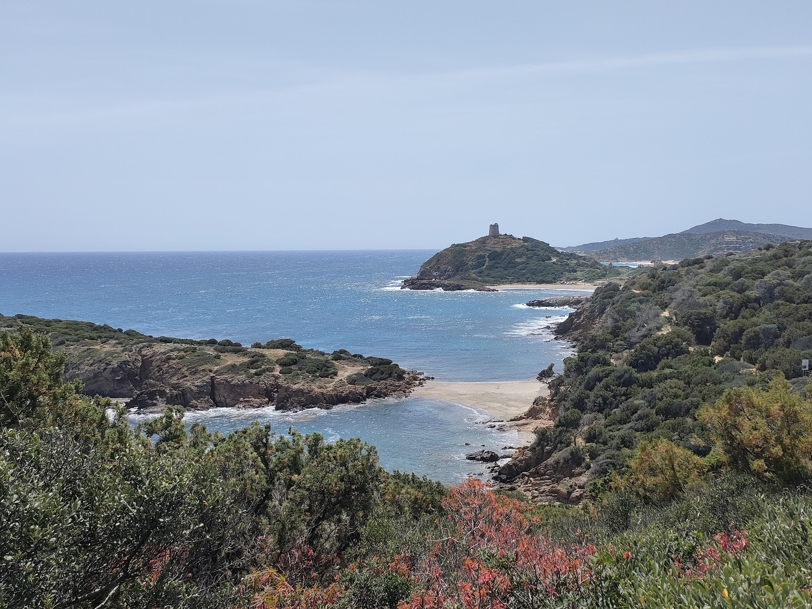 Foto von Cala Petra Delfina umgeben von Bergen