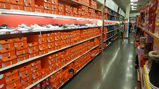 Shoe Store «Famous Footwear Outlet», reviews and photos, 3965 Eagan Outlets Pkwy, Eagan, MN 55122, USA