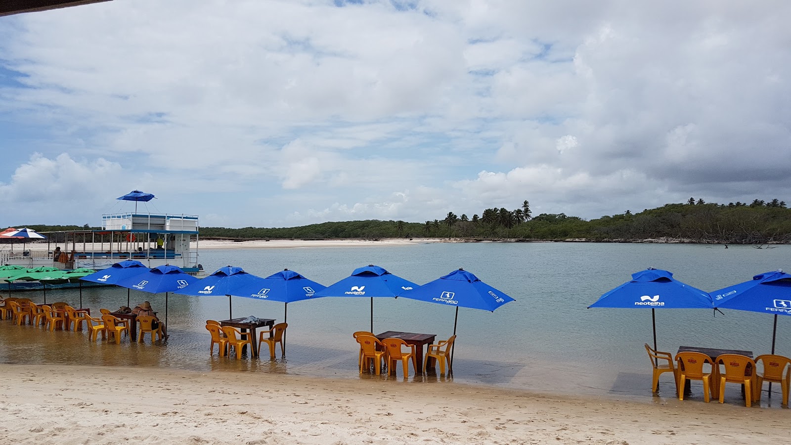 Photo de Plage de Barra Nova avec rivage droit, long