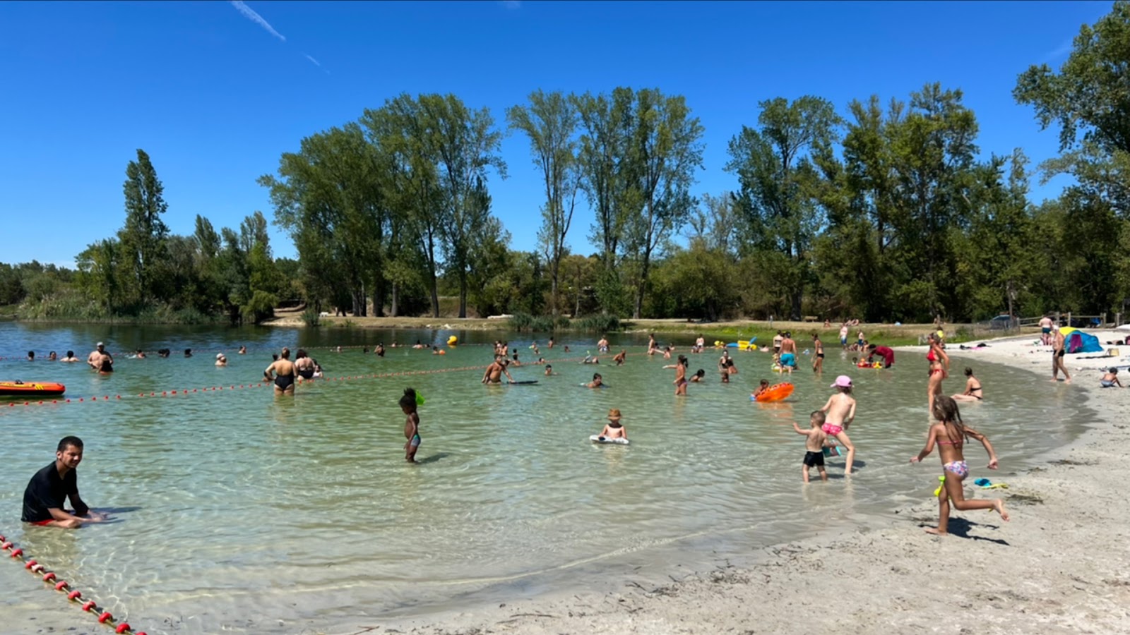 Foto di Spiaggia di Begles con una superficie del sabbia beige
