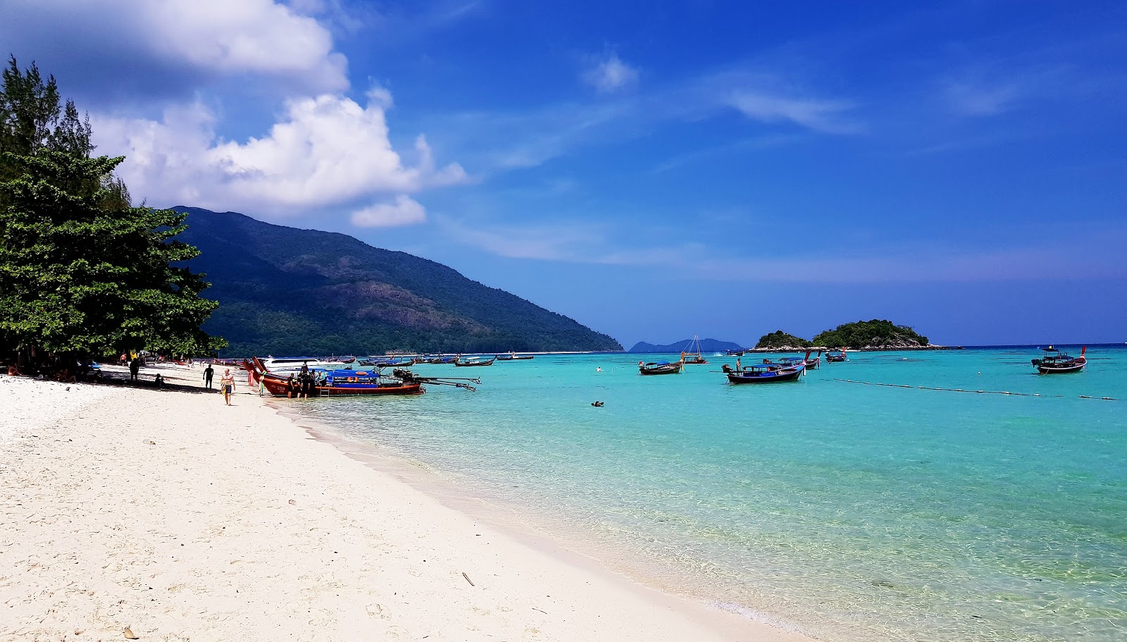 Fotografija Sunrise Beach z beli fini pesek površino