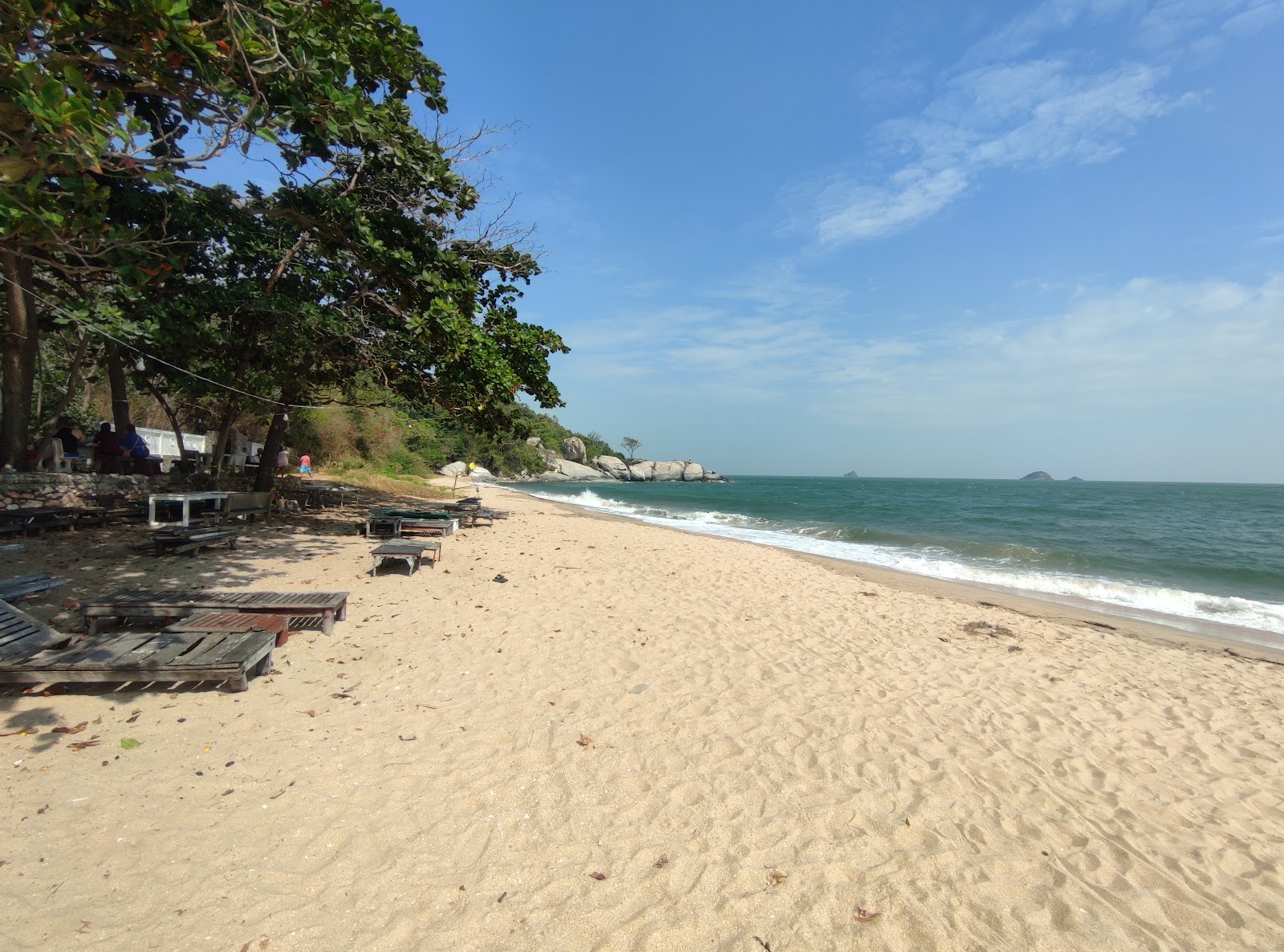 Valokuva Sai Noi Beachista. puhtaustasolla korkea