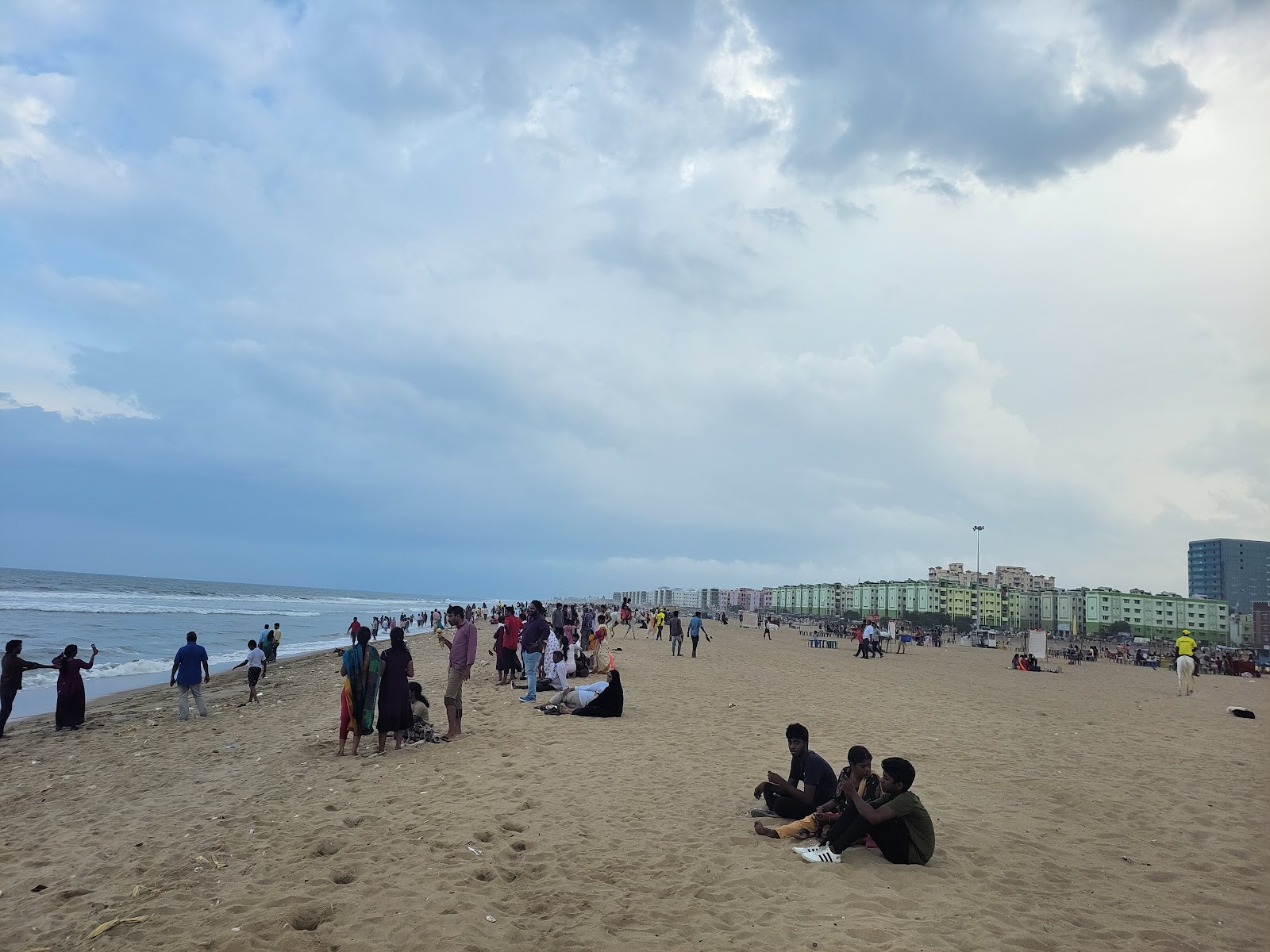 Foto di Gandhi Beach con una superficie del sabbia luminosa