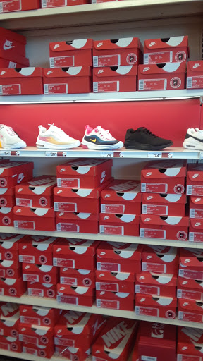 Shoe Store «Famous Footwear», reviews and photos, 2800 Campus Pkwy, Riverside, CA 92507, USA