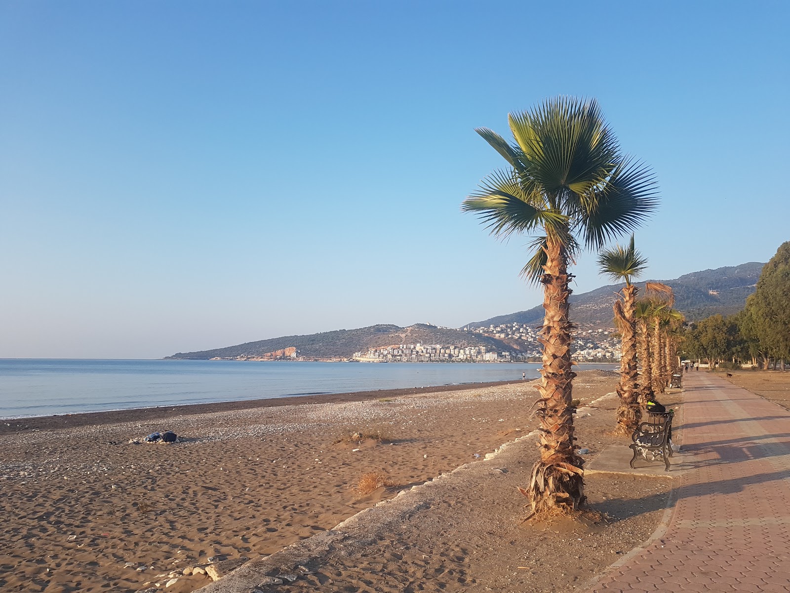 Φωτογραφία του Finike Halk Plaji με επίπεδο καθαριότητας εν μέρει καθαρό