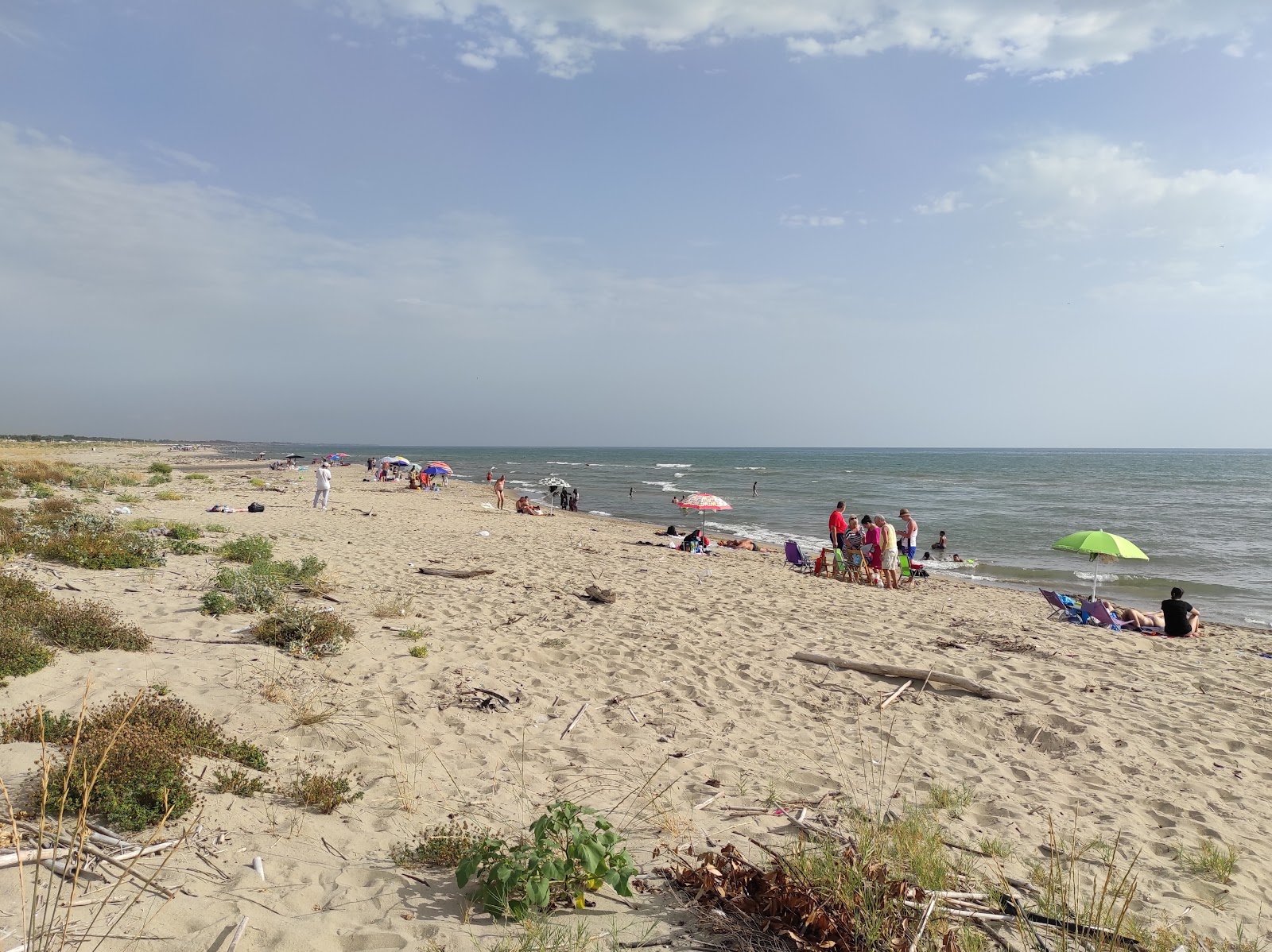 Foto de Spiaggia di Mondragone con recta y larga
