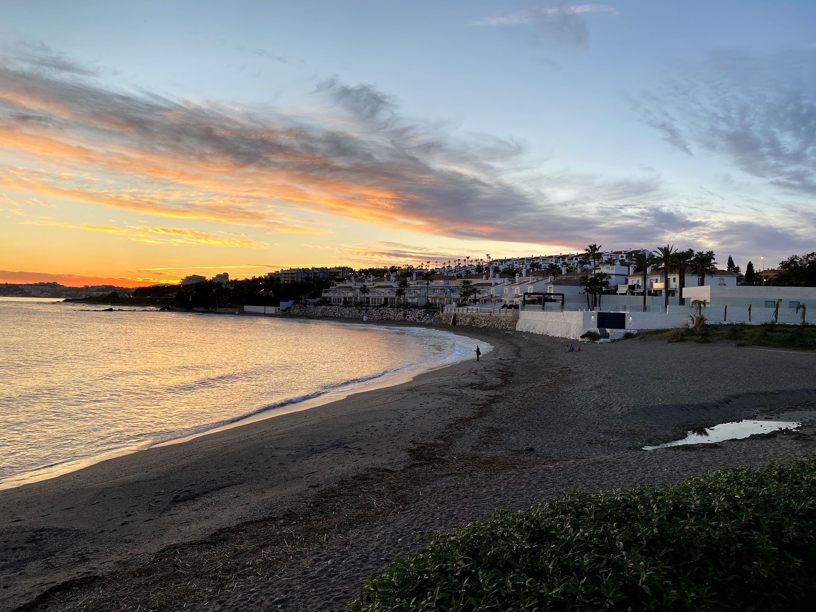 Foto von Playa del Charcon mit grauer sand Oberfläche