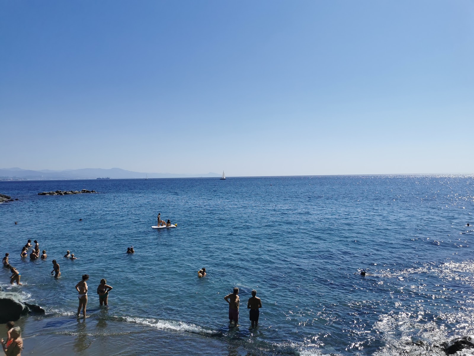 Photo de Lido Baia Calipso entouré de montagnes