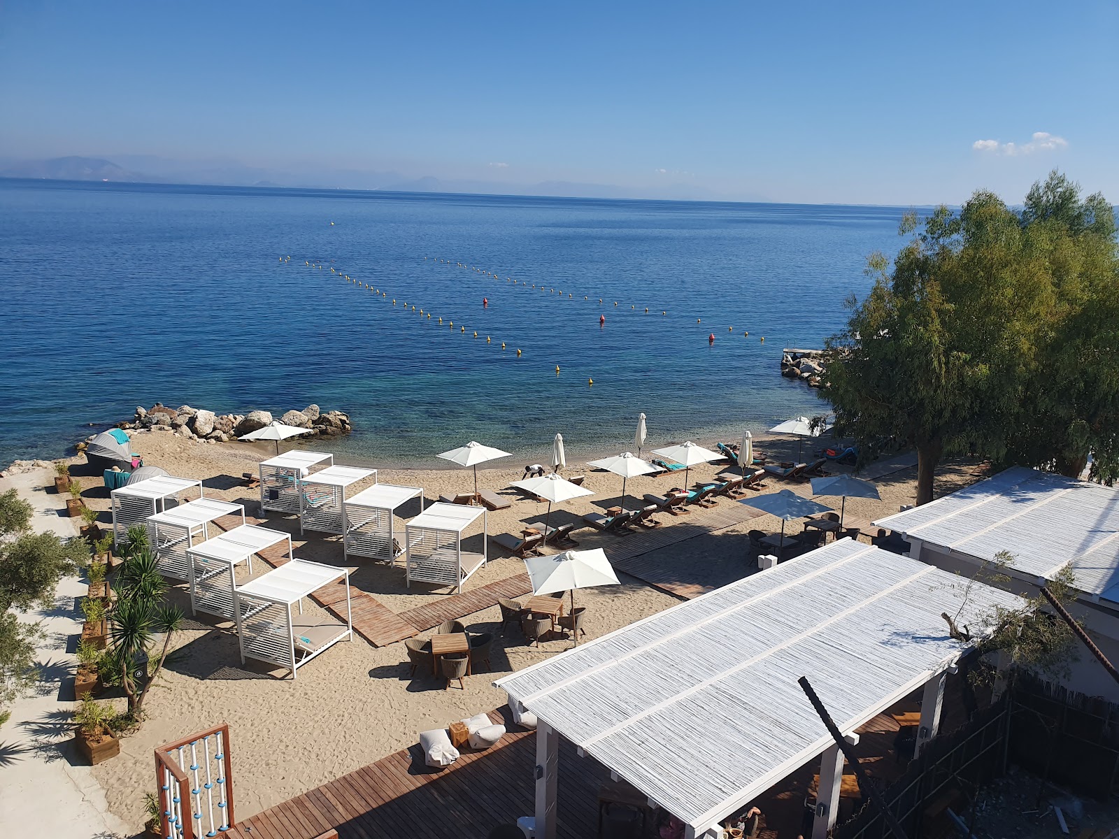 Foto di Benitses beach II con una superficie del sabbia grigia e ciottoli