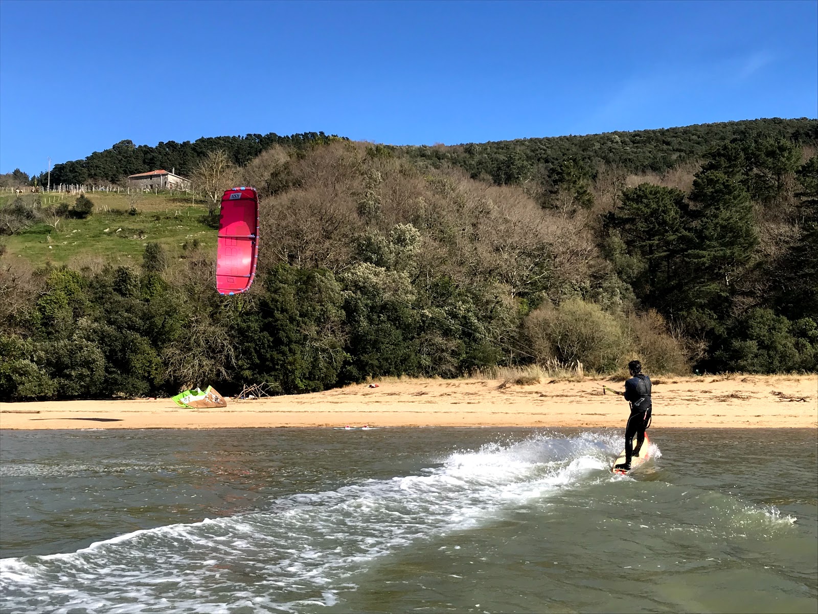 Photo de Playa de Kanala - bon endroit convivial pour les animaux de compagnie pour les vacances