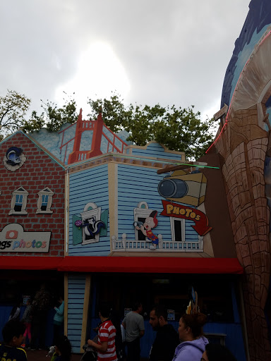 Shopping Mall «Looney Tunes Mall - Six Flags Over Texas», reviews and photos, 2201 E Road to Six Flags St, Arlington, TX 76011, USA