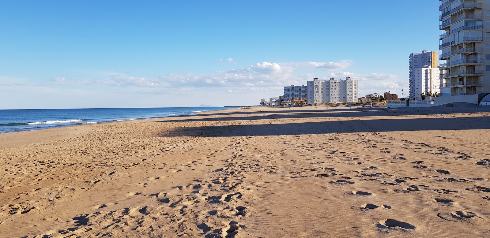 Platja Perellonet'in fotoğrafı düz ve uzun ile birlikte