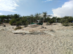 Mikri Landa beach'in fotoğrafı ve yerleşim