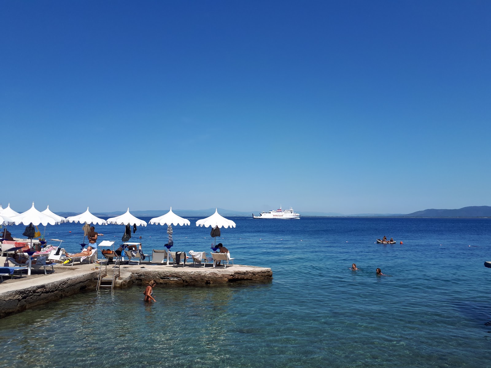 Zdjęcie Porto St.Stefano beach z powierzchnią utwardzona betonowa powierzchnia