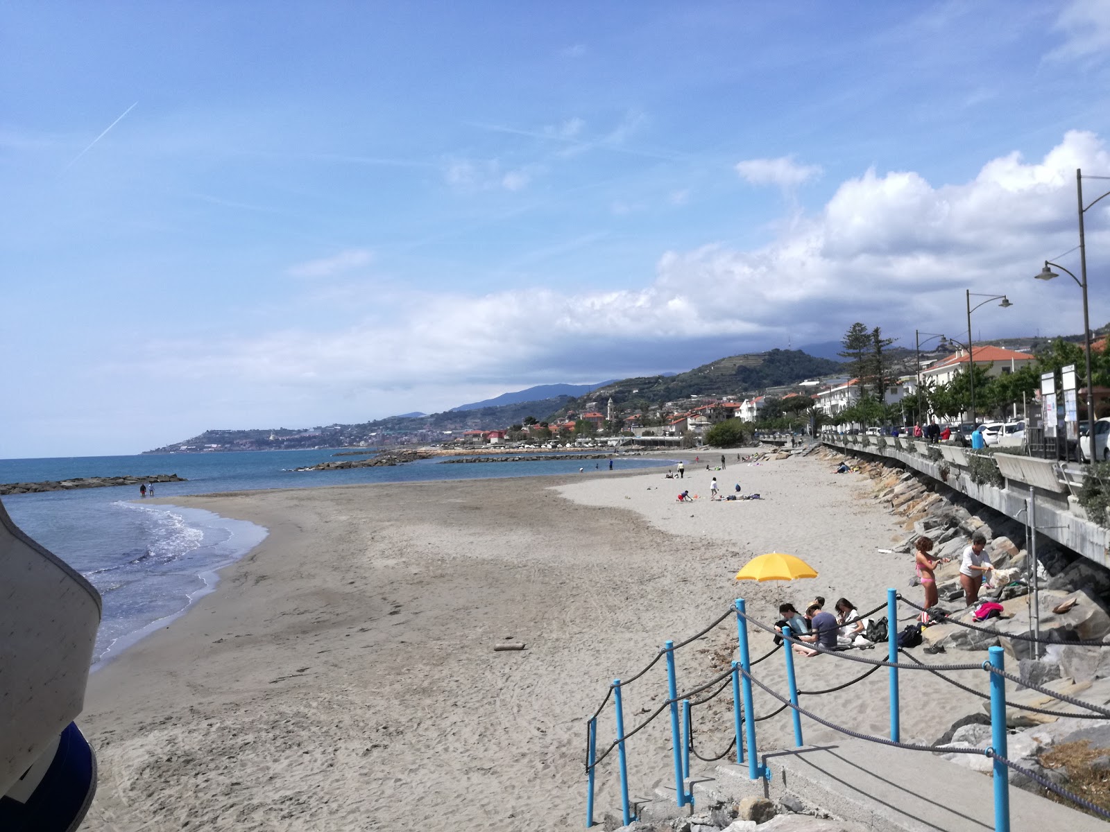 Fotografie cu Spiaggia Santo Stefano al Mare sprijinit de stânci