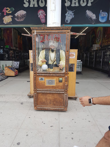 Book Store «Small World Books», reviews and photos, 1407 Ocean Front Walk, Venice, CA 90291, USA