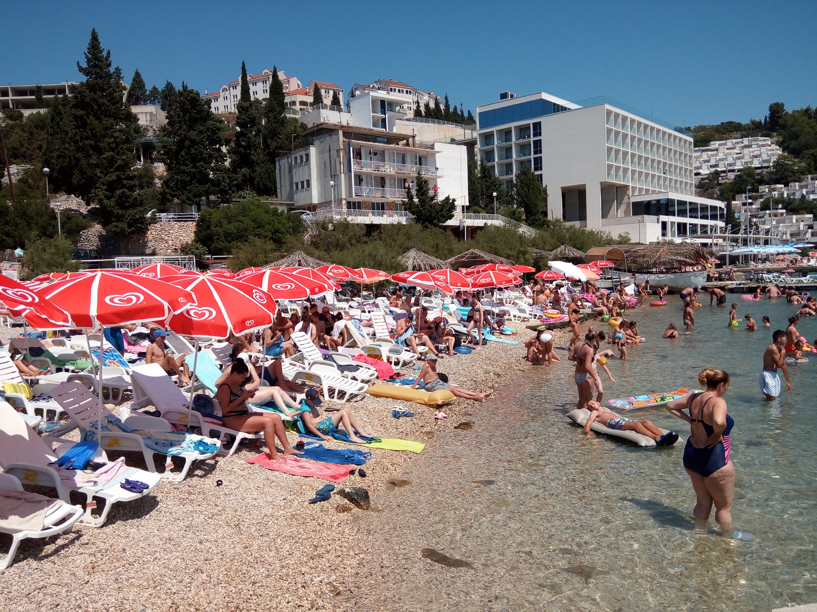 Photo de Plaza Neum protégé par des falaises