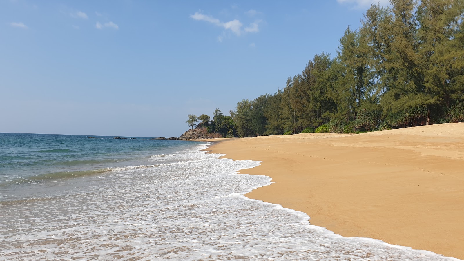 Foto von Ko Phra Thong Beach II mit beiger sand Oberfläche
