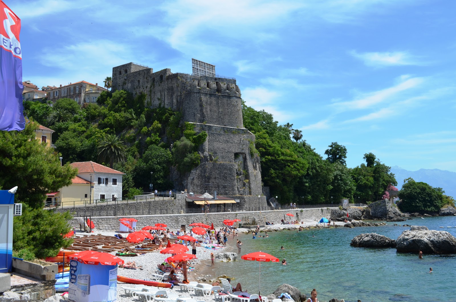 Herceg Novi beach的照片 带有碧绿色纯水表面