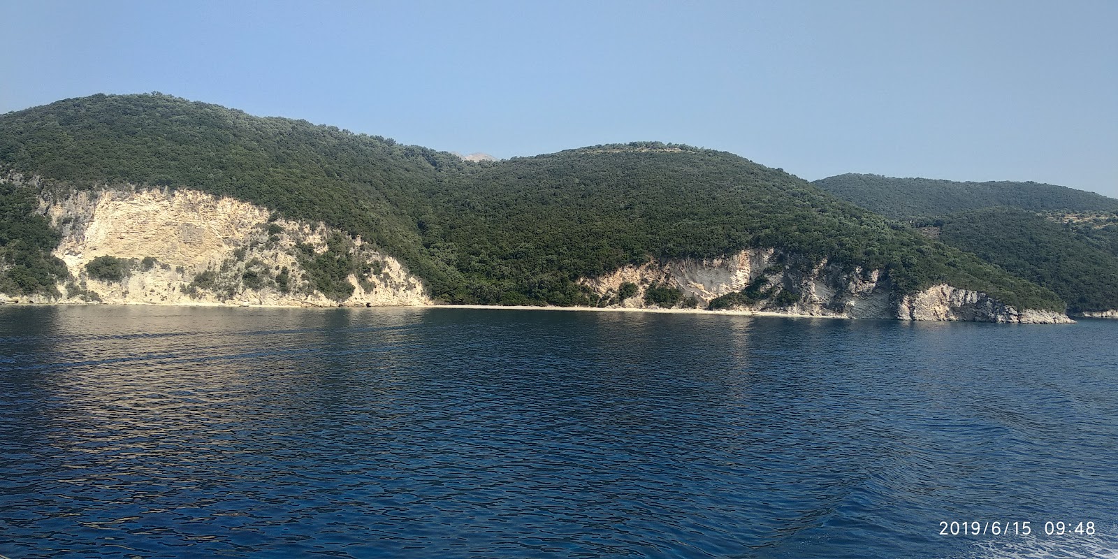 Valokuva Beach Ellomeniista. villi alue