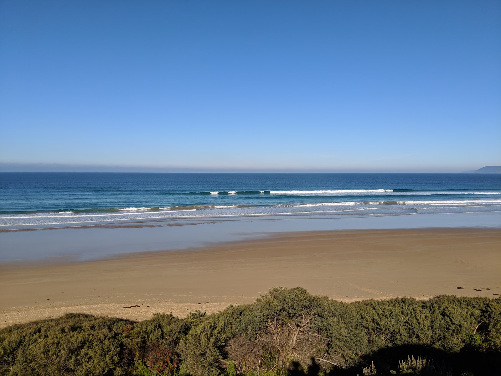Fairhaven Beach'in fotoğrafı uçurumlarla desteklenmiş