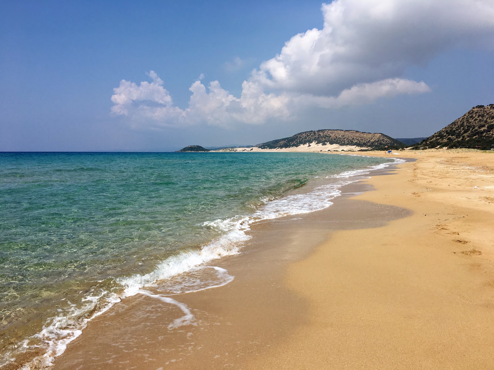 Φωτογραφία του Golden beach με φωτεινή άμμος επιφάνεια