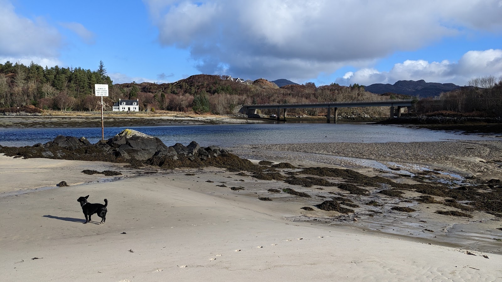 Silver Sands of Morar'in fotoğrafı uçurumlarla desteklenmiş